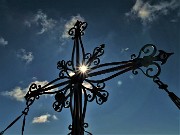 46 La stella del sole  e un'aureola colorata per la splendida croce del Corno Stella